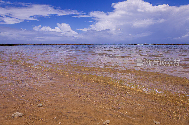 巴西巴伊亚的塞古罗港(Porto Seguro)， Arraial D'ajuda海滩，半透明的海水